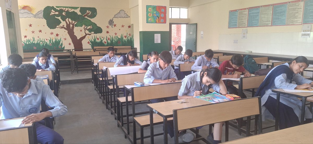 Poster &amp; Slogan Competition held at GMHS 48-D under #SwachhataPakhwada. 🌿🖌️✍️
Students showcased creativity and spread awareness on cleanliness through powerful messages &amp; artwork. #CleanIndia #SwachhBharat"