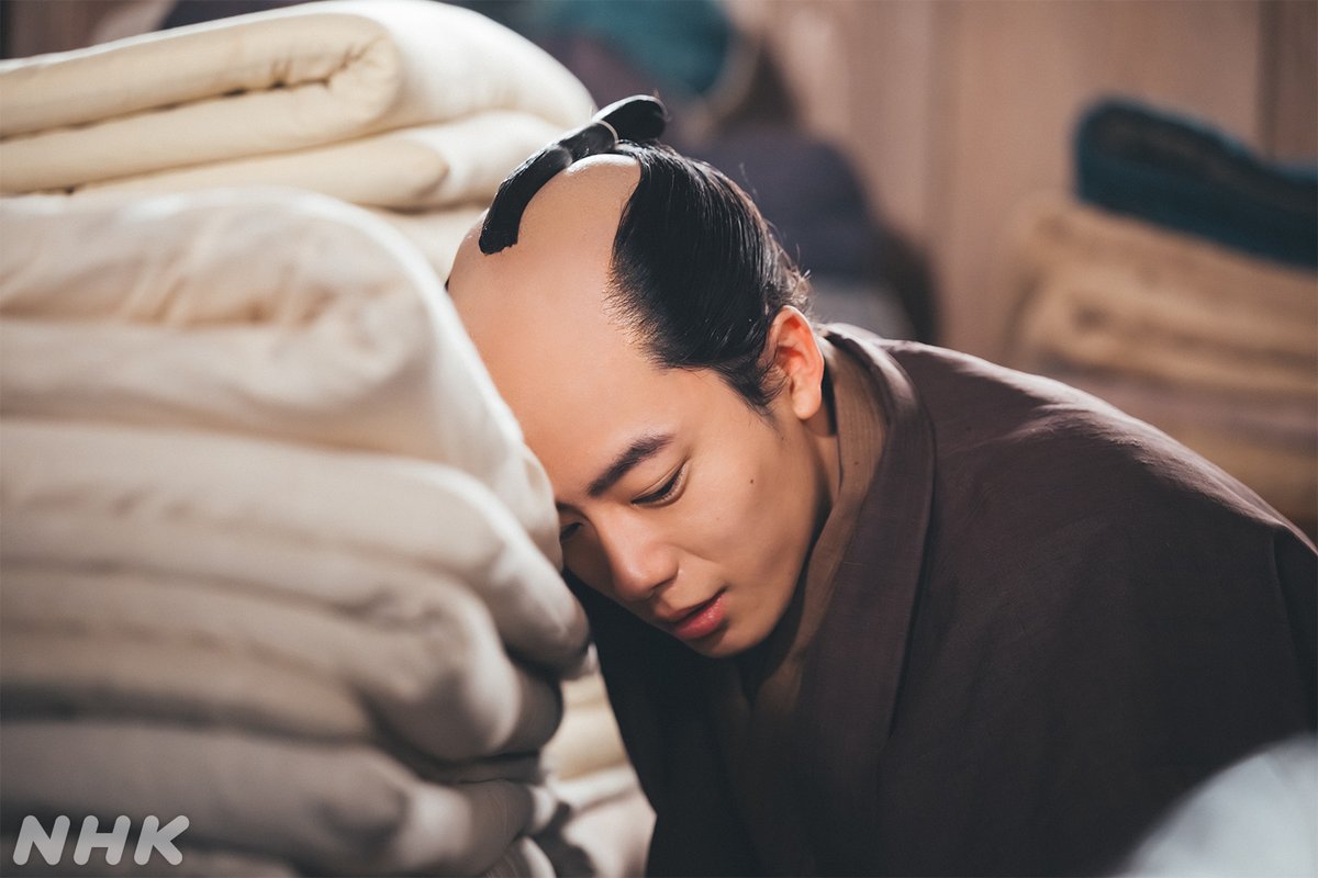 berabou_nhk's tweet image. 春町の死を知り、絶叫する定信。
実は、若い頃『金々先生栄花夢』を読んで以来の恋川春町推しでした。

ドラマを見返す👇
plus.nhk.jp/watch/st/g1_20…

#大河べらぼう
#井上祐貴