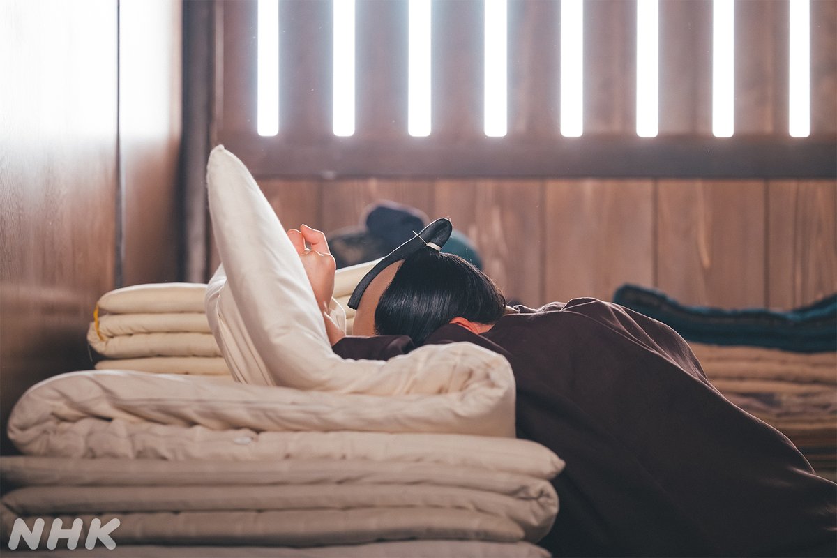 berabou_nhk's tweet image. 春町の死を知り、絶叫する定信。
実は、若い頃『金々先生栄花夢』を読んで以来の恋川春町推しでした。

ドラマを見返す👇
plus.nhk.jp/watch/st/g1_20…

#大河べらぼう
#井上祐貴