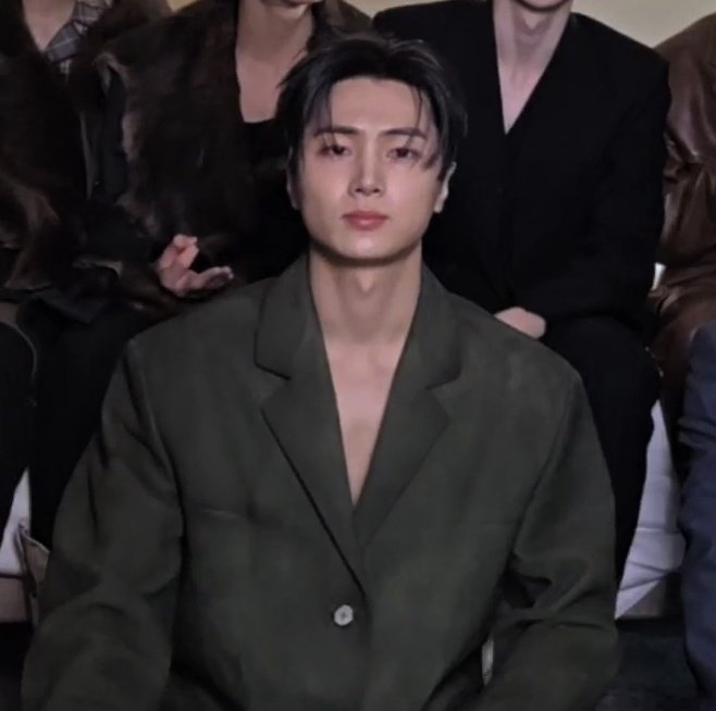 OH JAY LOOKS SO FREAKING SCRUMPTIOUS😮‍💨