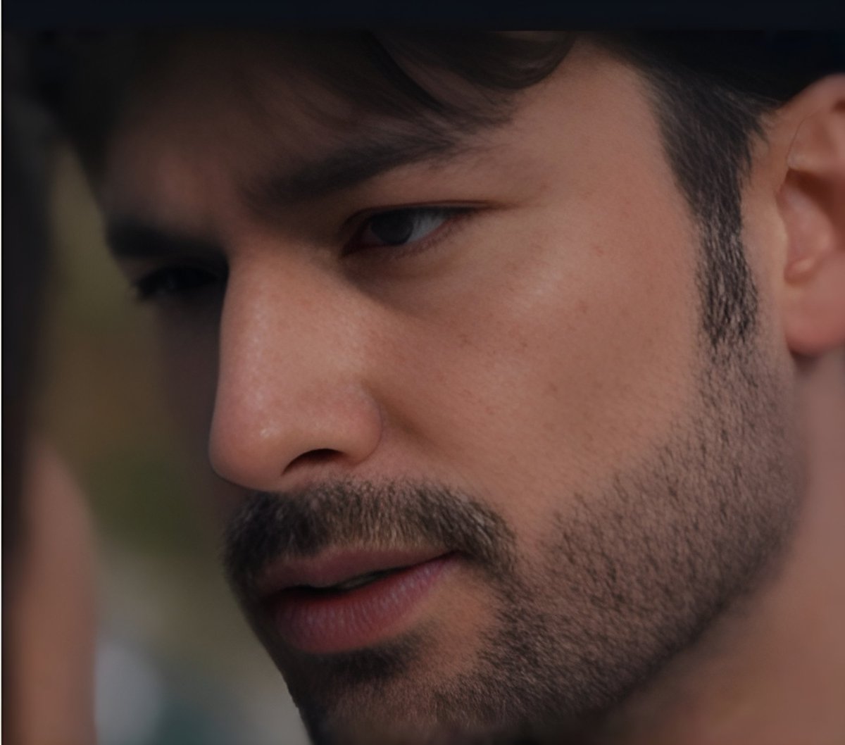 Yakışıklı bir adamdan çok daha fazlası: zeki, hassas, zarif ve çok yetenekli #AlpNavruz