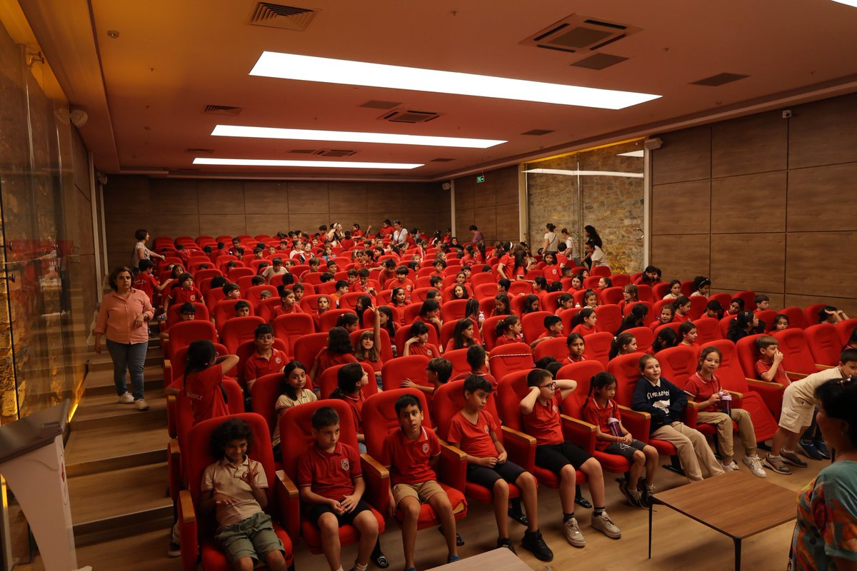 Uluslararası Mitoloji Film Festivali başladı! 🎬

Festivalimizin ilk gününde minik misafirlerimiz “Earwig’in Şarkısı” filmiyle buluştu. Çocuklarımızın salona yayılan heyecanı, gözlerindeki merak ve yüzlerindeki tebessüm bizlere büyük bir mutluluk yaşattı. ☺