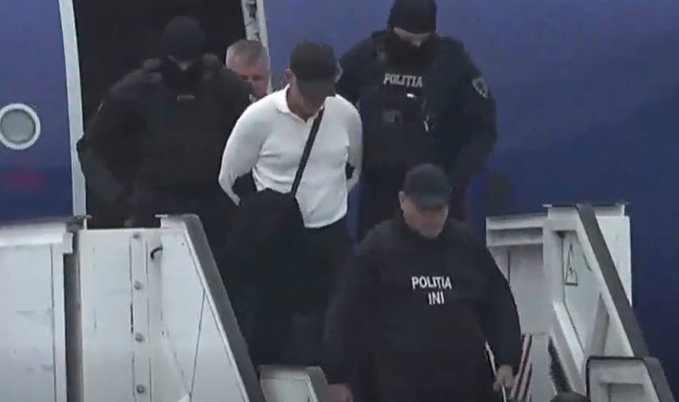 Daractenus's tweet photo. Vladimir Plahotniuc, the fugitive Moldovan oligarch that stole about 12% of Moldova’s GDP and was sanctioned by the EU for attempts to destabilize and threaten the territorial integrity of both Moldova and Ukraine, has been brought back to Moldova in chains today. https://t.co/QXiysF8si8