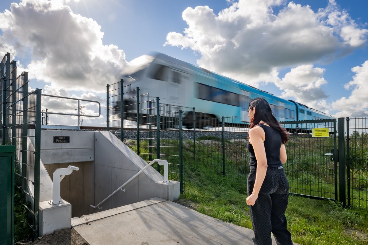 Nije fyts- en fuotgongersûndertrochgong by Deinum iepene. Voetgangers en fietsers kunnen nu veilig onder het spoor door, op de plek van de oude onbewaakte overweg. De route naar Blessum en het historische kerkepad is hersteld. 👉fryslan.frl/nieuwe-onderdo…