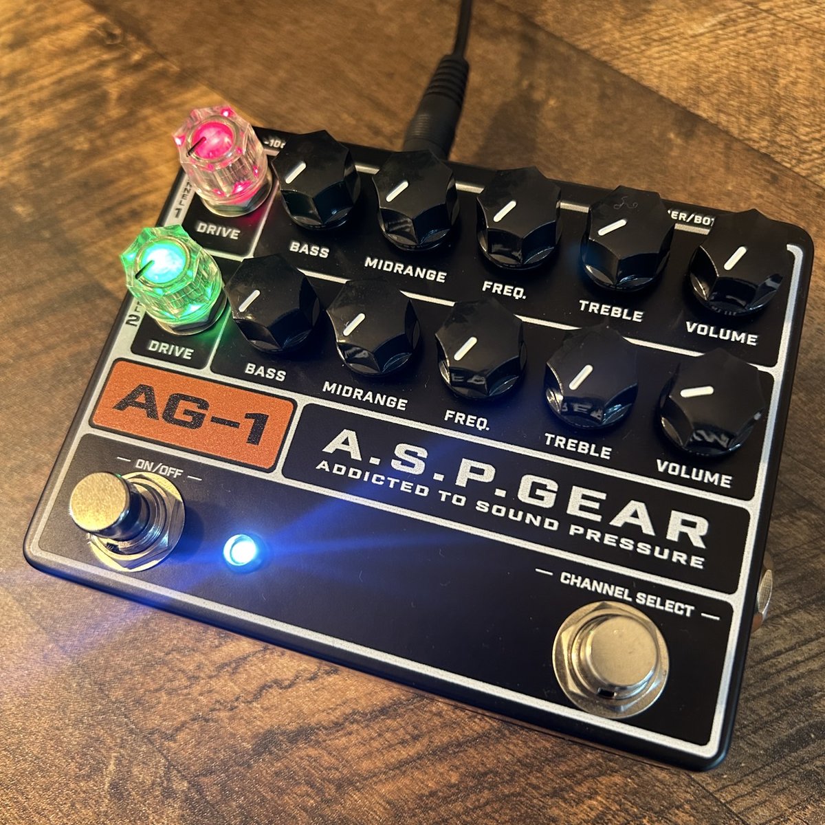 ✨新製品情報✨

A.S.P Gear様の新作AG-1をご紹介！
完全に独立した二機種のDRIVE回路を出力できるペダルです！

片方は骨太なオーバードライブ、もう片方はバキバキなモダンサウンドでうまく混ぜ合わせるとかなり歪んでいてもアタック感を消さずに出力可能！

ペダル二個分ならお買得ですね！🙌