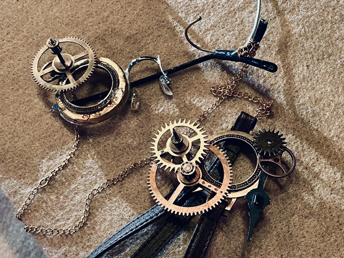 hisanotanabe605's tweet photo. 『修理工な君へ』
10年前、君がした宣言を今更ながら叶えておきます。
理想を超えられたかは分からないけど、今、私が持つ技術を総動員したつもりです。

『天才な先生へ』
重くても不安定でも壊れてパーツが減っていっても、ずっと使い続けてくれてありがとう。新しい子で存分に暴れてね。
#人狼TLPT https://t.co/tFXPVsQobH