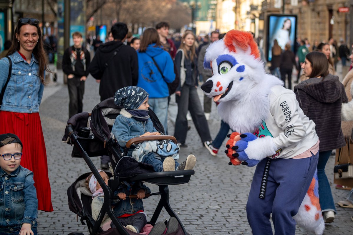 📸<a href="/McFurryTek/">Tekie ✨</a> 
(btw count the kids in the stroller 😅)