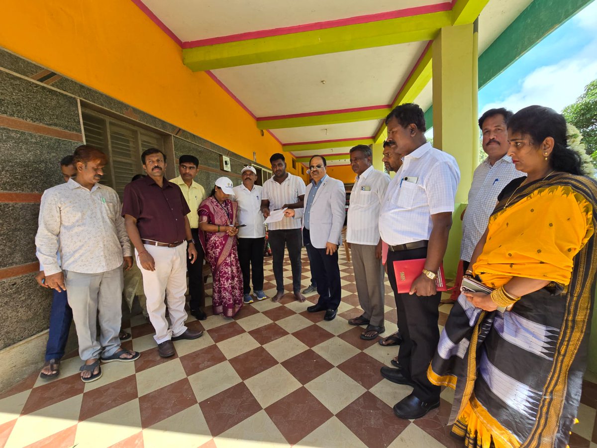 ಕರ್ನಾಟಕ ರಾಜ್ಯ ಹಿಂದುಳಿದ ವರ್ಗಗಳ ಆಯೋಗದ ಅಧ್ಯಕ್ಷರ ಅಧ್ಯಕ್ಷತೆಯಲ್ಲಿ ಸಾಮಾಜಿಕ ಮತ್ತು ಶೈಕ್ಷಣಿಕ ಸಮೀಕ್ಷೆ ಸಂಬಂಧ ಶ್ರೀನಿವಾಸಪುರ ತಾಲ್ಲೂಕು ಗುಂಡಮನತ್ತ ಮತ್ತು ಬಂಗವಾದಿ ಗ್ರಾಮಗಳ ಮನೆಗಳಿಗೆ ತೆರಳಿ ಸಮೀಕ್ಷೆ ಕಾರ್ಯವೈಖರಿ ಬಗ್ಗೆ ಪರಿಶೀಲಿಸಲಾಯಿತು.ಈ ಸಂದರ್ಭದಲ್ಲಿ ಮುಖ್ಯ ಕಾರ್ಯನಿರ್ವಹಣಾಧಿಕಾರಿಗಳು ಹಾಗೂ ಸಂಬಂಧಿತ ಇಲಾಖಾಧಿಕಾರಿಗಳು