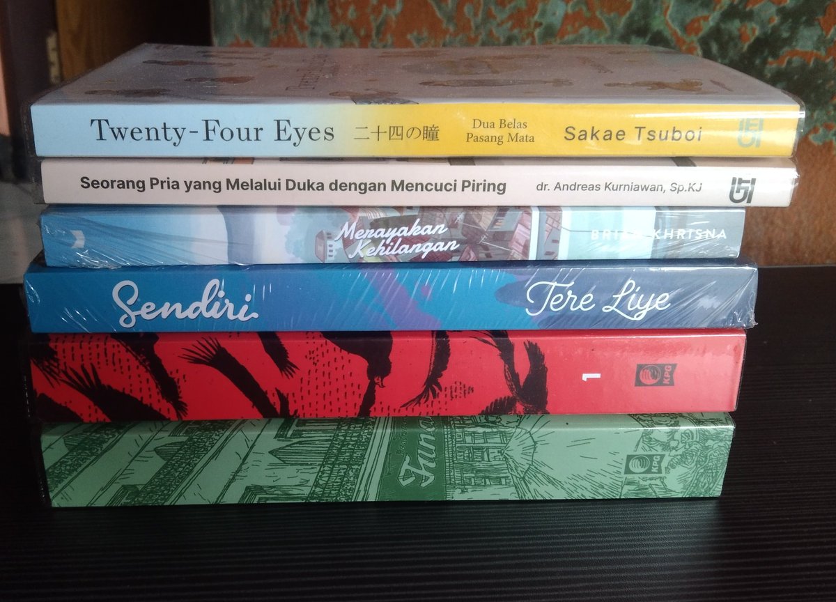 simramyeonlee's tweet image. hi aku mau preloved novel&apos; aku nih

1. Dua Belas Pasang Mata
2. Seorang Pria yang Melalui Duka dengan Mencuci Piring
3. Merasakan Kehilangan (sealed)
4. Sendiri (sealed)
5. Namaku Alam
6. Pulang

untuk harga dan tanya&apos; lainnya boleh dm aku ya guys

#wts #prelovedbooks #books