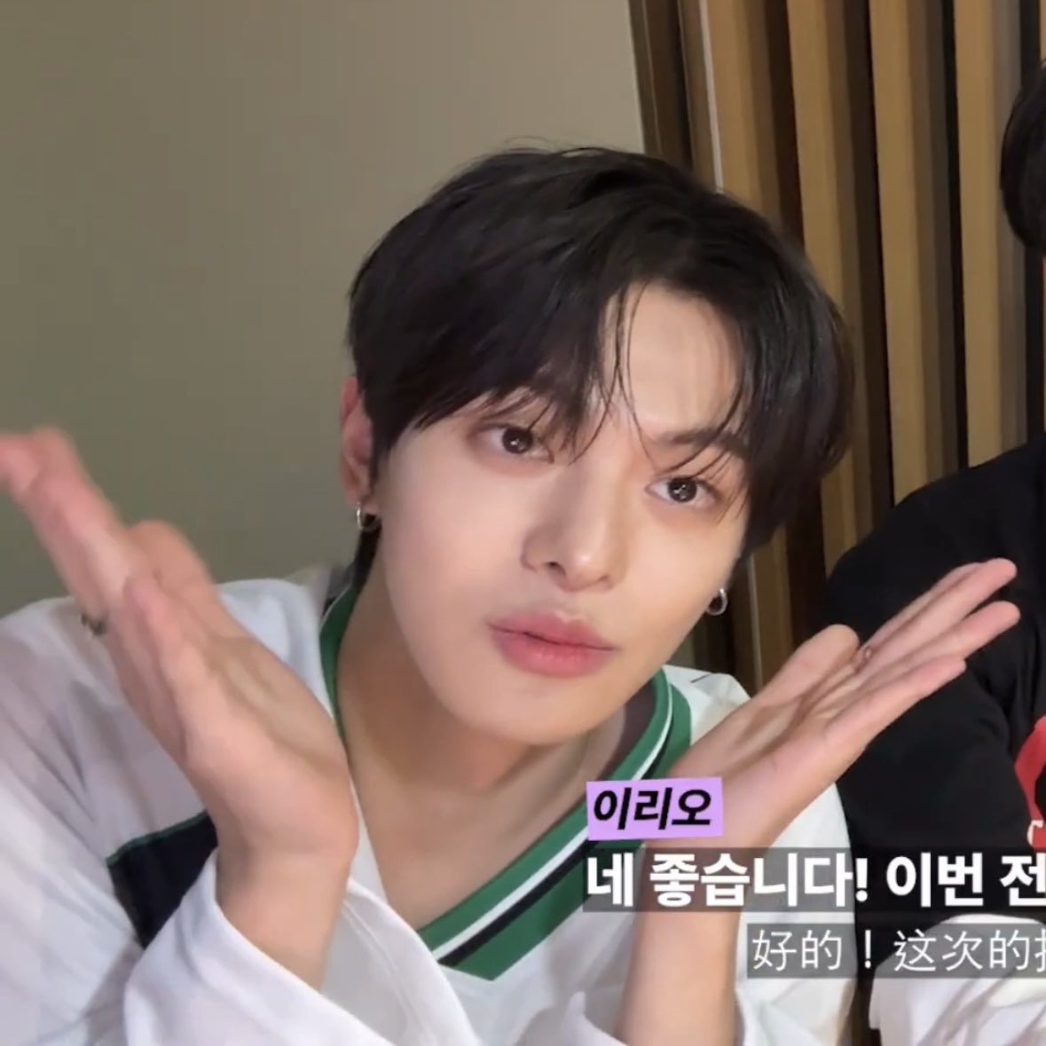 leosw_0's tweet photo. 가느다란 손가락 너무 아름답다…………. https://t.co/6PeisLb6cJ