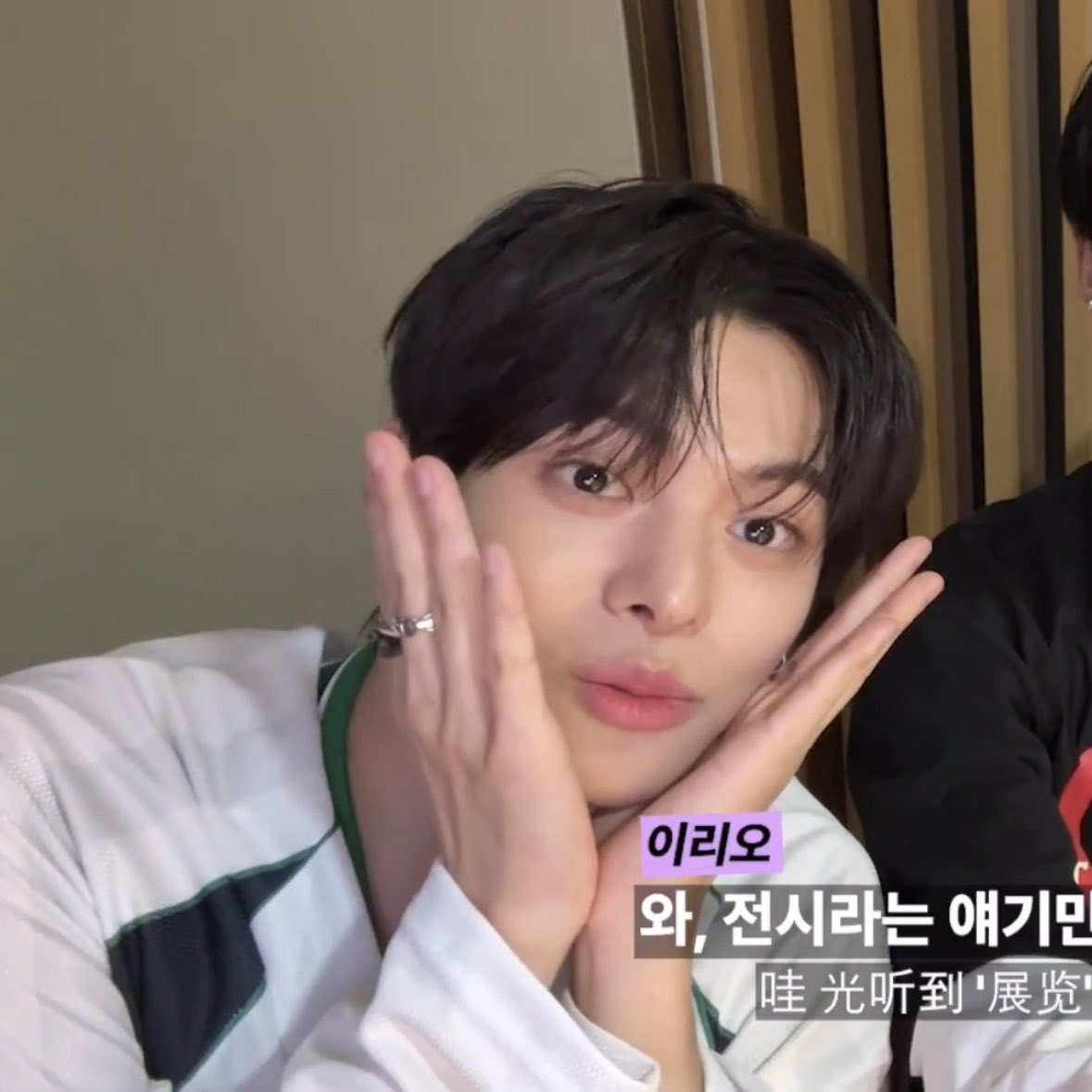 leosw_0's tweet photo. 가느다란 손가락 너무 아름답다…………. https://t.co/6PeisLb6cJ