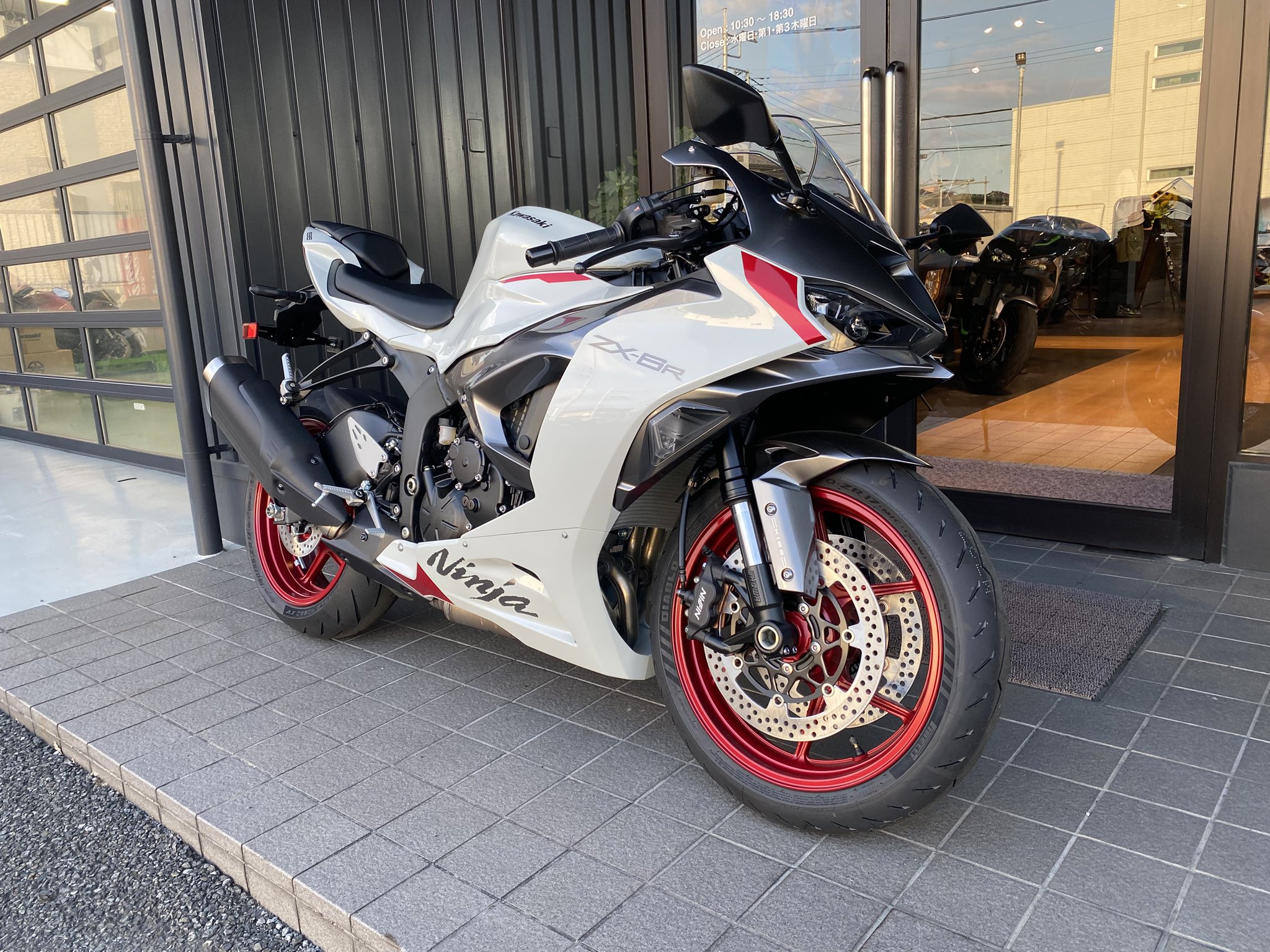 みさ　8／6購入予定 うさ New 2024 Kawasaki Ninja ZX-6R Pearl Robotic White