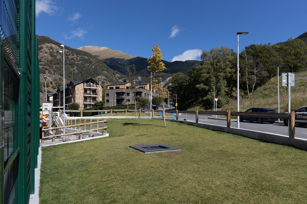 ordinoesviu's tweet photo. El Comú ha inaugurat un nou equipament per als joves de la parròquia fruit d'un procés participatiu que va comptar amb la seva opinió. 
Parc Plana dels Camps:
🏀Una pista de bàsquet reglamentària també equipada amb porteries. 
🤸‍♂️Un llit elàstic. 
🍃Una zona verda. https://t.co/BZtanJ95zR