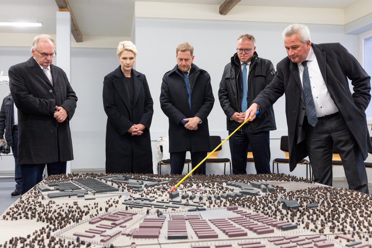 MPKretschmer's tweet photo. Die Geschichte von #Buchenwald erinnert uns daran, wohin Hass, Ausgrenzung und Diktatur führen können. Es war ein emotionaler Besuch der Gedenkstätte vor der #MPK-Ost. 

Gerade wenn wir als Ministerpräsidentinnen & Ministerpräsidenten über die Herausforderungen unserer Zeit sprechen, ist es wichtig, uns bewusst zu machen, dass Demokratie, Menschenwürde & Rechtsstaatlichkeit keine Selbstverständlichkeiten sind. Der Besuch an diesem Ort ist für mich Ausdruck dieser Haltung.

Foto: picture alliance/dpa | Michael Reichel