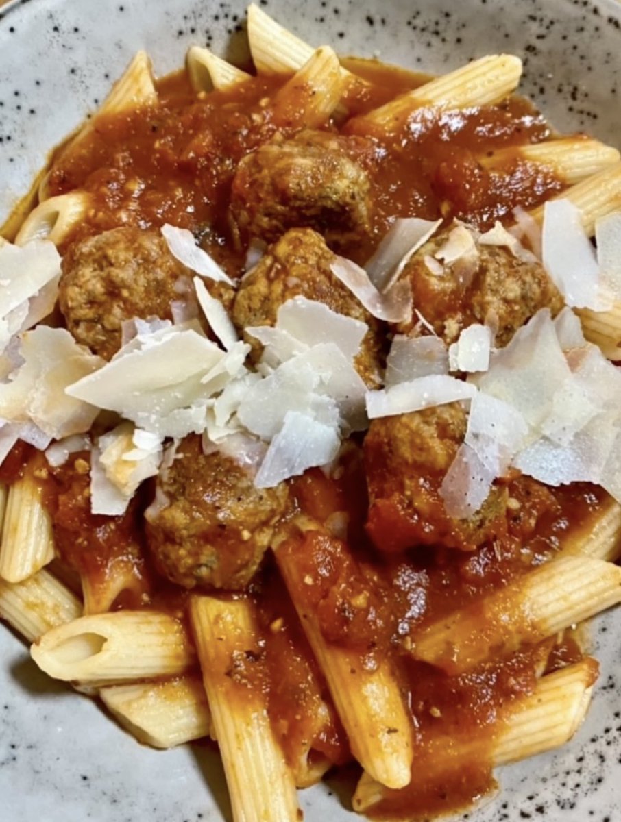 Hi Friends, time to cook again after the holidays!! 
Dinner was, penne pasta with pork &amp; beef meatballs in a tomato &amp; Italian herbs sauce 🍝 
Enjoy your evening ❤️