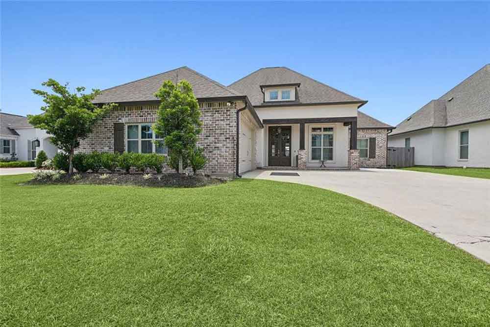 BedicoCreek's tweet image. Crown molding ,designer lighting, unique trim &amp;amp; rustic flooring - this #homeforsale at 2032 Cypress Bend Ln has this &amp;amp; so much more! View the many different homes available to tour during the #communityopenhouse this weekend! September 27th, 12pm-3pm. tinyurl.com/2032-cypress-b…