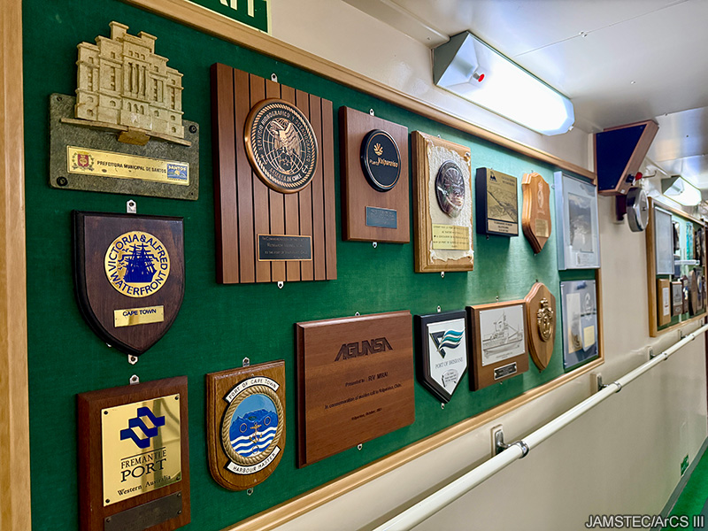 JAMSTEC_PR's tweet image. 🧊北極海からのメッセージ　#みらい北極航海2025 #みらいtheFINAL #ArCS_III
2025年9月19日
「みらい」は研究船としては非常に大きく航続距離も長いので、就航以来様々な港に寄港しています。大会議室や廊下には、現地で寄贈された各港の飾り板や美術品が展示されています。…