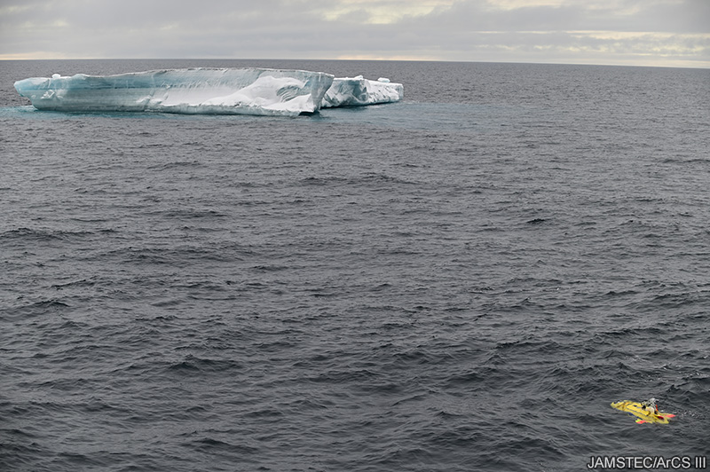 JAMSTEC_PR's tweet image. 🧊北極海からのメッセージ　#みらい北極航海2025 #みらいtheFINAL #ArCS_III
2025年9月19日
「みらい」は研究船としては非常に大きく航続距離も長いので、就航以来様々な港に寄港しています。大会議室や廊下には、現地で寄贈された各港の飾り板や美術品が展示されています。…