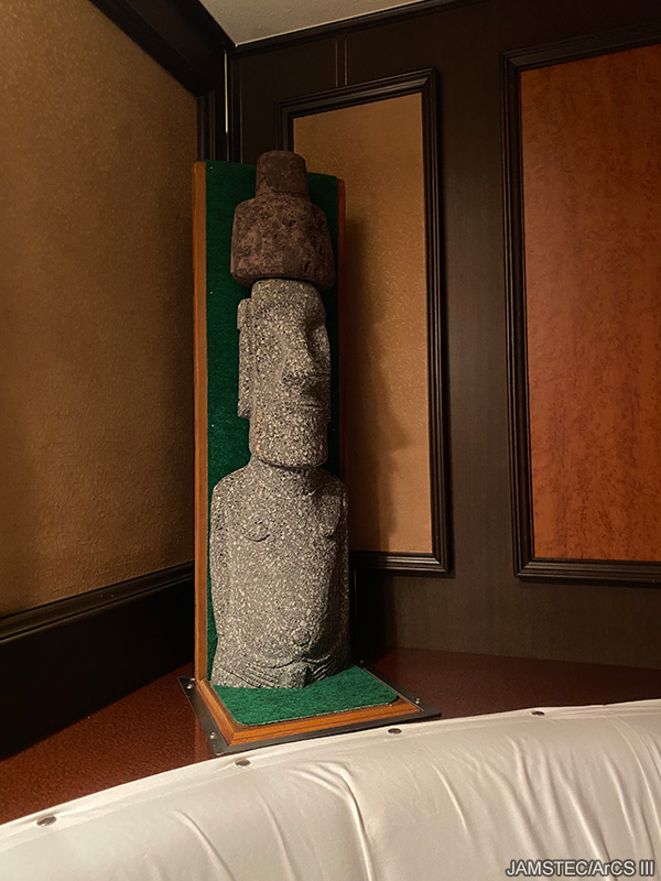 JAMSTEC_PR's tweet image. 🧊北極海からのメッセージ　#みらい北極航海2025 #みらいtheFINAL #ArCS_III
2025年9月19日
「みらい」は研究船としては非常に大きく航続距離も長いので、就航以来様々な港に寄港しています。大会議室や廊下には、現地で寄贈された各港の飾り板や美術品が展示されています。…