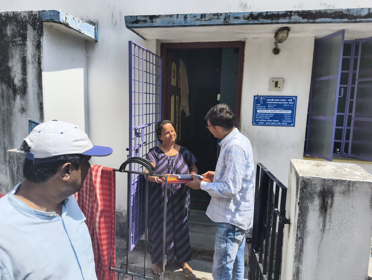 Kanchan Mullick (AITC) (@mullickkanchan) on Twitter photo মাননীয়া মুখ্যমন্ত্রী শ্রীমতি মমতা বন্দ্যোপাধ্যায়ের অনুপ্রেরণায় শারদীয়ার বস্ত্র বিতরণ ।
এবার শুধু মঞ্চ বেঁধে বস্ত্র বিতরণ নয় !
মানুষের কাছে মানুষের পাশে , মানুষের ঘরে ঘরে 💚💚 মাননীয়া মুখ্যমন্ত্রী শ্রীমতি মমতা বন্দ্যোপাধ্যায়ের অনুপ্রেরণায় শারদীয়ার বস্ত্র বিতরণ ।
এবার শুধু মঞ্চ বেঁধে বস্ত্র বিতরণ নয় !
মানুষের কাছে মানুষের পাশে , মানুষের ঘরে ঘরে 💚💚