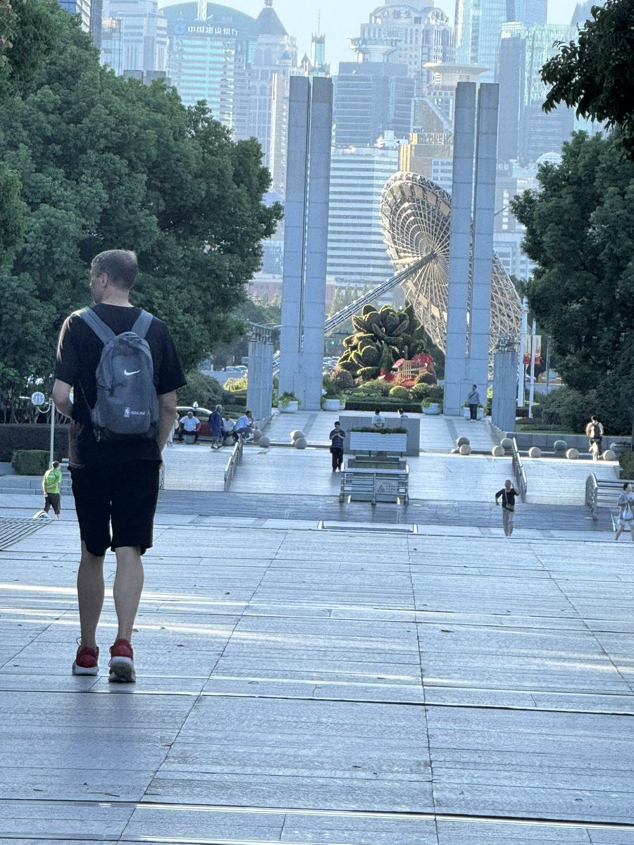 tocgg's tweet image. Is that bill curley from benchmark? @benchmark at Shanghai