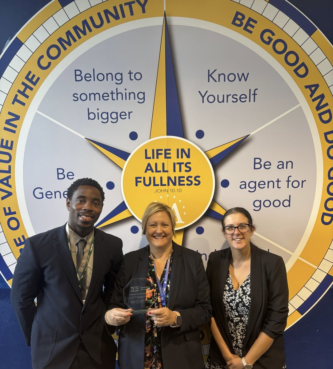 MAADRET's tweet image. Very proud to be presented with a partnership award from Think for The Future who do such valuable work with our young people. @TFTFuture