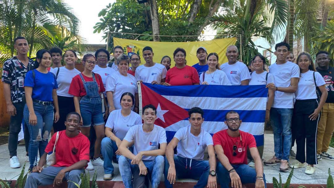 BeatrizJUrrutia's tweet photo. Ante las  amenazas de  EE.UU  contra #Venezuela, los santiagueros  manifestsn su  apoyo a la Revolución Bolivariana, firmando  la Declaración del Gobierno Revolucionario Cubano: "Urge impedir una agresión militar contra la República Bolivariana de Venezuela".
#SantiagoDeCuba https://t.co/iBwwEErOKF