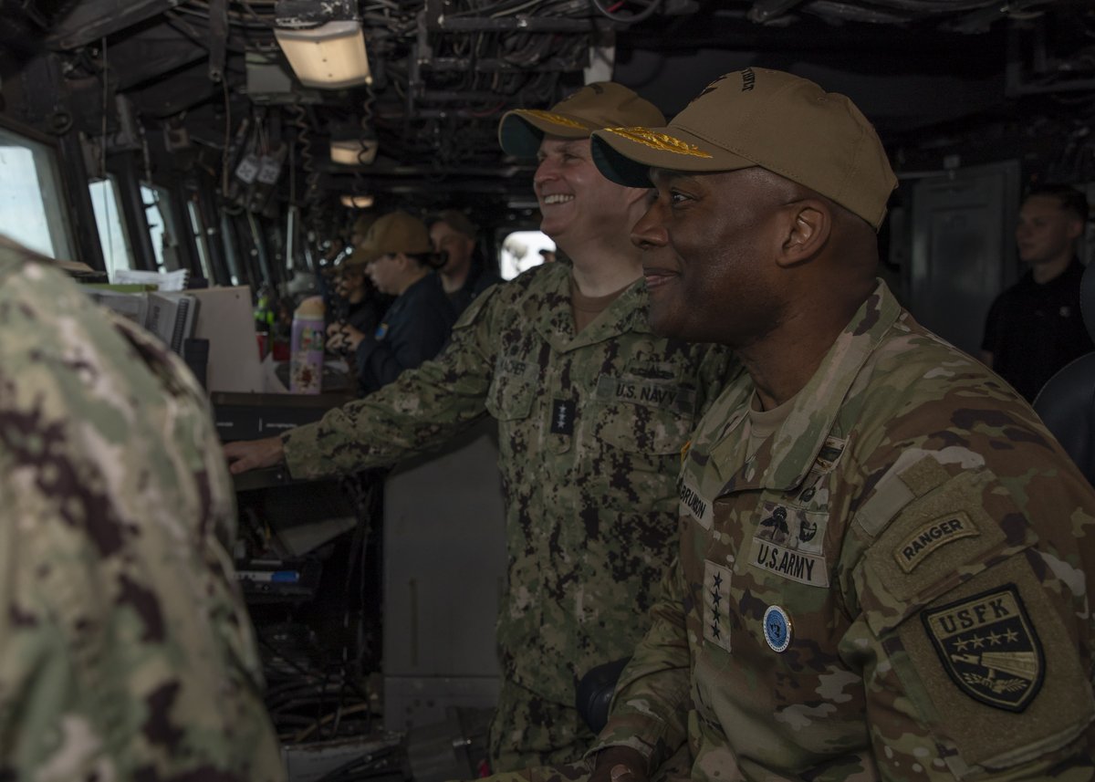 US7thFleet's tweet image. USFK is underway with C7F!🚢
Commander, United Nations Command, Combined Forces Command, and United States Forces Korea Gen. Xavier Brunson got underway with U.S. 7th Fleet aboard USS Blue Ridge as the ship departed Pyeongtaek after a port visit.
#USNavy | #CombinedForces
