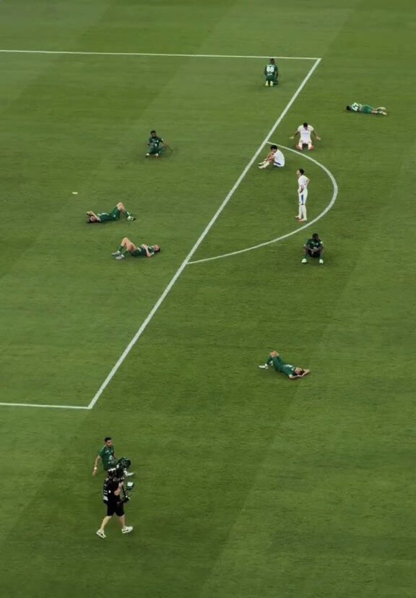 نجوم الأهلي المكدودين، حملوا فوق أكتافهم ما لا يطيقه لاعب.

4 لقاءات أحدها كلاسيكو في بضع أيام كانت كالسياط على المخزون اللياقي وعلى الجاهزية العضلية والذهنية، حتى خارت قواهم في المباراتين الأخيرتين، واستنفدوا ما بقي لهم من أنفاس ورباطة جأش.

من الذي نصب هذا الجدول لممثل الوطن؟!