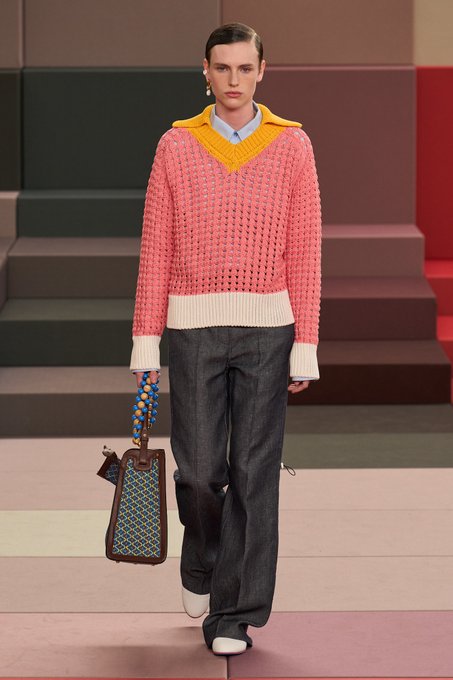 على منصة FENDI تتشابك الألوان كلحن فرح وتكرّس العراقة حضورها في مجموعة ربيع وصيف 2026 