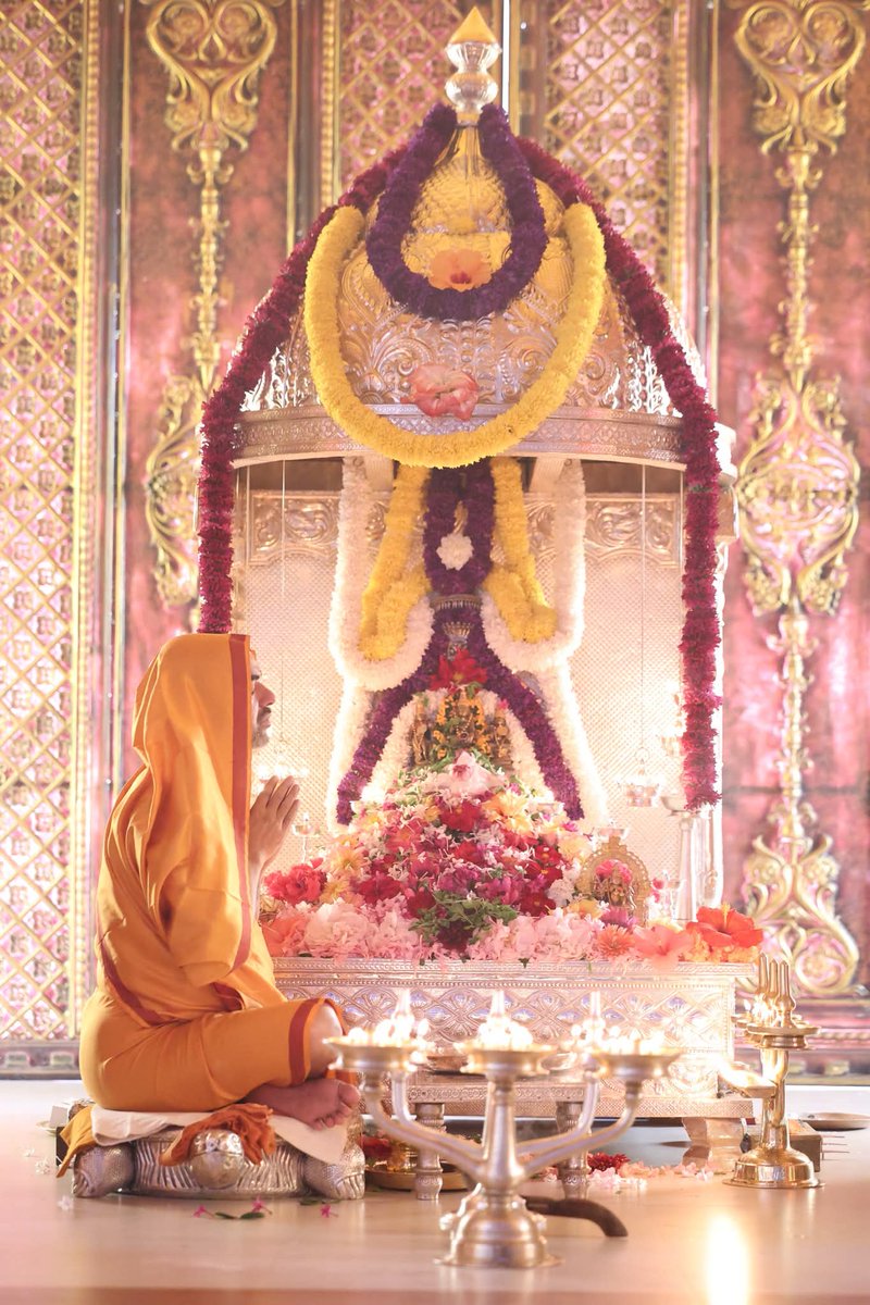 Sri RamachandrapuraMatha 🕉️ (@shankarapeetha) on Twitter photo ವಿಶ್ವಾವಸು ಸಂವತ್ಸರದ #ನವರಾತ್ರ_ನಮಸ್ಯಾ - ದಿನ 3
ನವರಾತ್ರಿಯ ಪರ್ವಕಾಲದಲ್ಲಿ ಶ್ರೀರಾಮಚಂದ್ರಾಪುರಮಠದ ಪ್ರಧಾನ ದೇವತೆಗಳಲ್ಲೊಂದಾದ ಶ್ರೀರಾಜರಾಜೇಶ್ವರಿಯ ಮಹಾಸಮಾರಾಧನೆ
📍ಶ್ರೀರಾಘವೇಶ್ವರ ಭವನ, ಸಾಗರ
24-09-2025
#ನವರಾತ್ರ_ನಮಸ್ಯಾ #NavaratraNamasya #ನವರಾತ್ರಿ #ದಸರಾ #ಸಾಗರ #Navaratri #Navratri #Navaratra #Namasya ವಿಶ್ವಾವಸು ಸಂವತ್ಸರದ #ನವರಾತ್ರ_ನಮಸ್ಯಾ - ದಿನ 3
ನವರಾತ್ರಿಯ ಪರ್ವಕಾಲದಲ್ಲಿ ಶ್ರೀರಾಮಚಂದ್ರಾಪುರಮಠದ ಪ್ರಧಾನ ದೇವತೆಗಳಲ್ಲೊಂದಾದ ಶ್ರೀರಾಜರಾಜೇಶ್ವರಿಯ ಮಹಾಸಮಾರಾಧನೆ
📍ಶ್ರೀರಾಘವೇಶ್ವರ ಭವನ, ಸಾಗರ
24-09-2025
#ನವರಾತ್ರ_ನಮಸ್ಯಾ #NavaratraNamasya #ನವರಾತ್ರಿ #ದಸರಾ #ಸಾಗರ #Navaratri #Navratri #Navaratra #Namasya