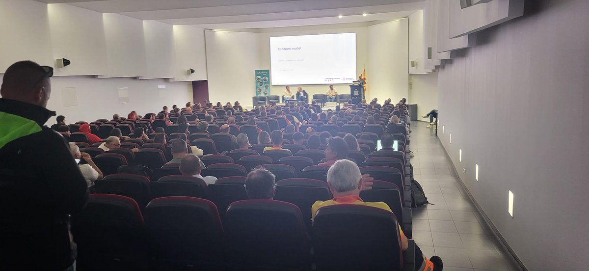 semgencat's tweet photo. 📸 Avui té lloc a Barcelona la Jornada “Els Tècnics en Emergències Sanitàries en diferents models assistencials”.
La jornada ha començat amb la presentació per part de la Núria Casalé, cap d’operacions del #SEM, "Els tècnics en emergències sanitàries en diferents models assistencials prehospitalaris”

🚑#TES @soctescat @SoCMUE