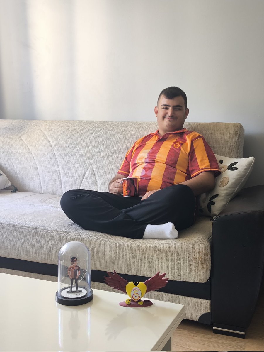 Sevgili <a href="/dincerazaphangs/">Dinçer Azaphan</a> ,bu kardeşimiz doğuştan dezavantajlı Kurumsal ziyaretlerimiz de tanıştım. Galatasaraylı,en büyük hayalinin ramsparkta maç izlemek olduğunu öğrendim. Bilmem elinizden birşey gelir mi ama sizin bu konulara olan hassasiyetinizi bildiğim için yazmak istedim.