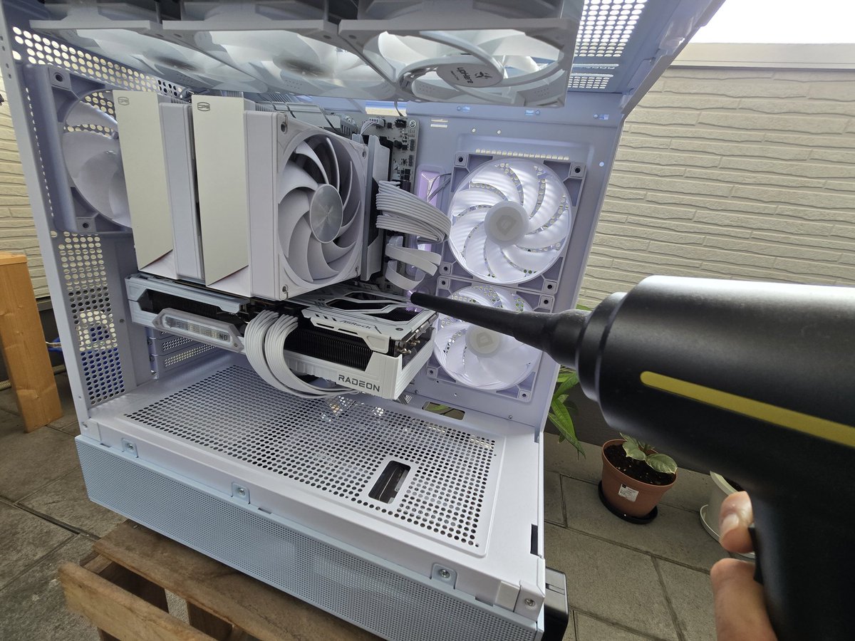 Freihei06542947's tweet photo. #自作PC
#10400F,GTX1650
#13400F,RTX3060ti
#9800X3D,RX9070XT
#NAS
先日 有給消化兼ねて連休取るも特に予定無かったので 自作PC達のお掃除しました。
息子が使ってる 13400fのPCが ヤバい位に埃があった🥶
グリスの塗り直しは来年で良いかな(面倒くさいし)😅 https://t.co/seZ9dMmcXu