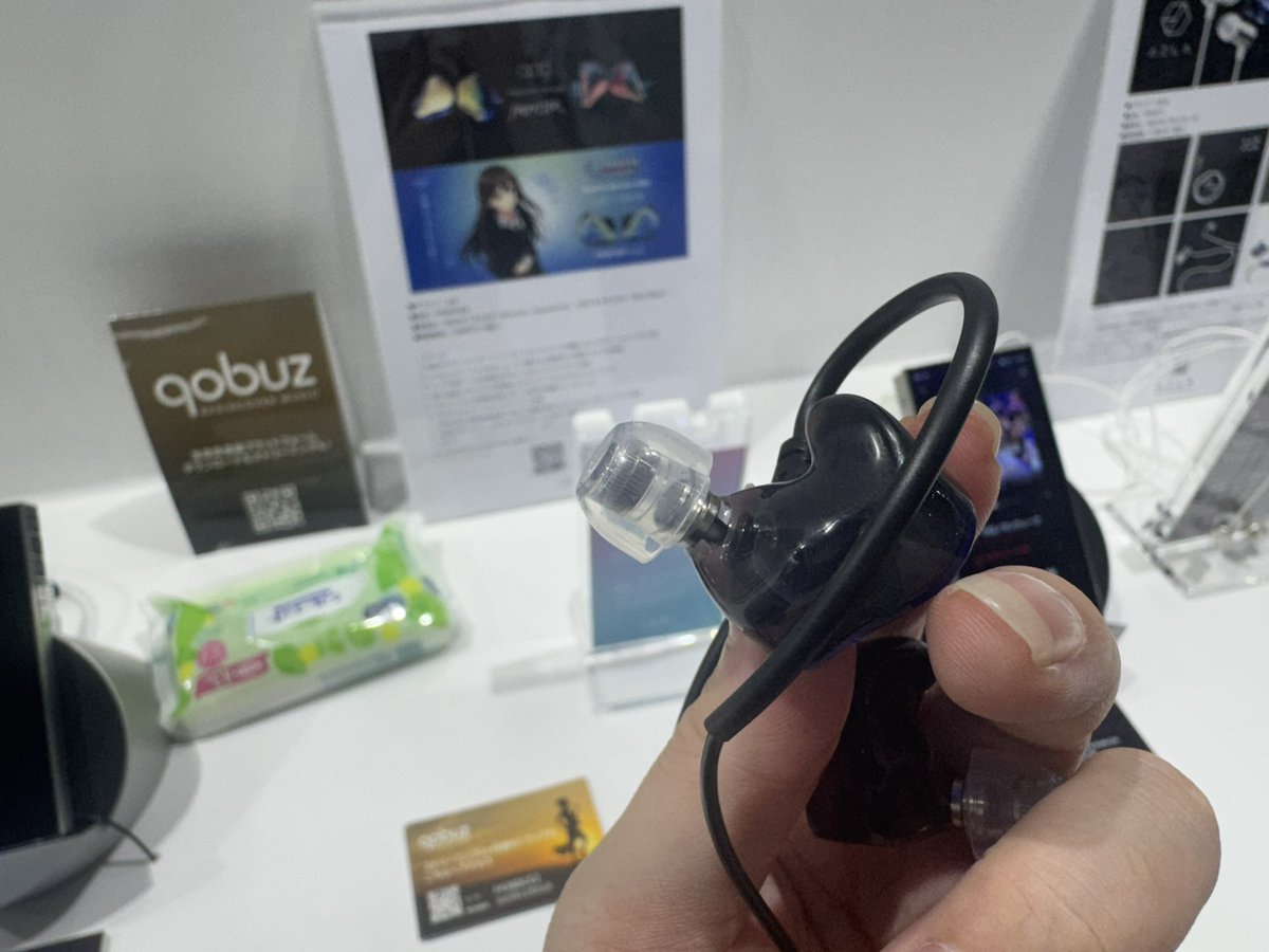 e_earphonegame's tweet photo. #TGS2025 
 #アユート  #AZLA

 参考出展のイヤーピースを発見しました！！！👀

＼SednaEarfit mithryl／

✅サージカルステンレスをコアに使用！
✅米製リキッドシリコンラバーを採用
✅遮音性と伸びのいい音

× qdc FRONTIER
🎶
低音はより重厚に、中高音は解像度がさらに上がるような印象で、全体的にバランスよく情報量が増えるなと感じました！これは色んなイヤホンに合わせてみたい....！

吸い付くような傘部分のため密着感と遮音性もバッチリ、音楽やゲームの世界により入り込めますね🌏
※参考出展のため変更の可能性あり

ぜひお越しの方はお試しください✨✨