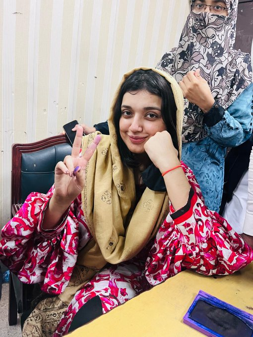 جسے ڈرانے کی کوشش کر رہے ہو، ڈر تو ان کے خون میں شامل ہی نہیں — یہ لوگ جبر سہہ لیتے ہیں مگر جھکنا نہیں جانتے۔
<a href="/sanamkh22/">Sanam Javaid Khan</a> <a href="/falakjavaidkhan/">Falak Javaid Khan</a>