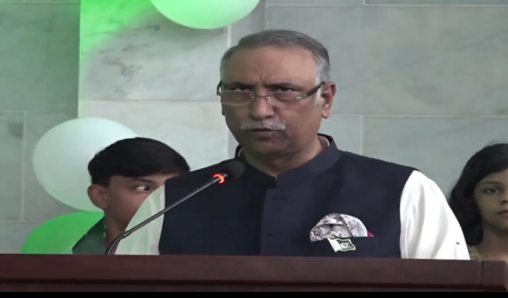 اس لعنتی شخص نے قران پر حلف دے کر اپنا ایمان اور دین بیچ کر  آئین فروش ہے