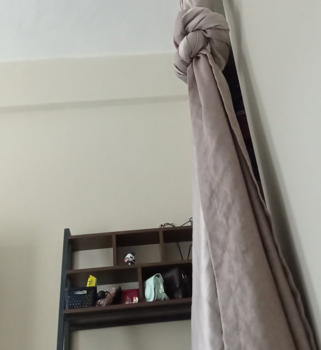 Yeni donem ablalar kimseyi tanimiyo diye arkadasim kartini verip beni yurda yolladi yataginda uyuyayim diye
