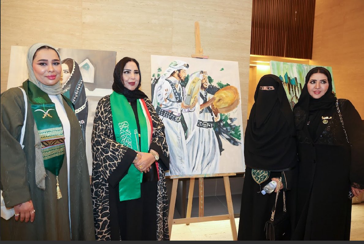 جسفت (@gsft_sa) on Twitter photo حضر حفل افتتاح المعرض التشكيلي #عزنا_بطبعنا العديد من أصحاب السعادة ورجال الدولة والإعلاميين
وعلى رأسهم الشيخة أم راكان الصباح رئيس جمعية نخبة الكويت ومرافقينها الكرام التي شرفت الاحتفالية في <a href="/KACCCsa/">مركز الملك عبدالعزيز للتواصل الحضاري</a> وأخذت جولة على المعرض والالتقاء بالفنانين التشكيليين والفنانات.
#معرض
#كويت
#فن حضر حفل افتتاح المعرض التشكيلي #عزنا_بطبعنا العديد من أصحاب السعادة ورجال الدولة والإعلاميين
وعلى رأسهم الشيخة أم راكان الصباح رئيس جمعية نخبة الكويت ومرافقينها الكرام التي شرفت الاحتفالية في <a href="/KACCCsa/">مركز الملك عبدالعزيز للتواصل الحضاري</a> وأخذت جولة على المعرض والالتقاء بالفنانين التشكيليين والفنانات.
#معرض
#كويت
#فن