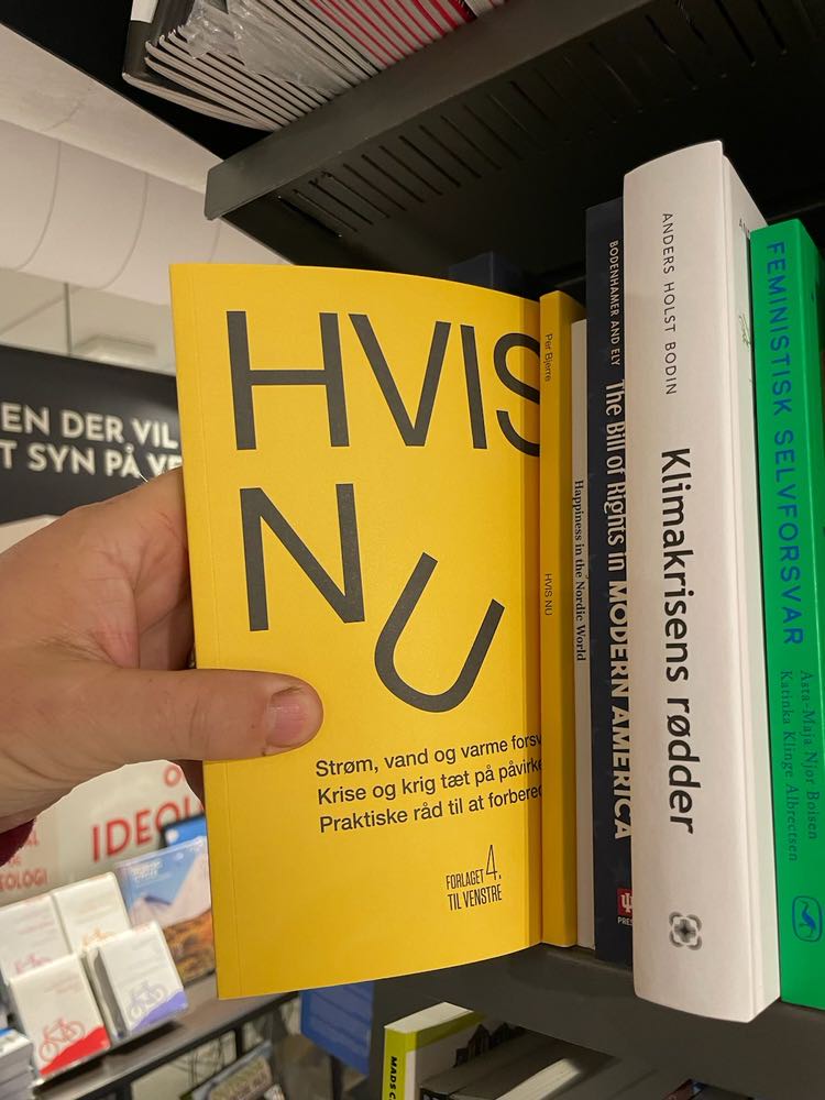 Er det mon nu?
Som nogen af jer ved, har jeg skrevet bogen "Hvis nu" om at være forberedt på kriser og nedbrud i samfundet. Bogen er snart udsolgt, så jeg skal i gang med ny udgave.
Skal jeg (tænk droner) bare kalde den NU og droppes hvis?
Husk at forberedelse skaber tryghed.