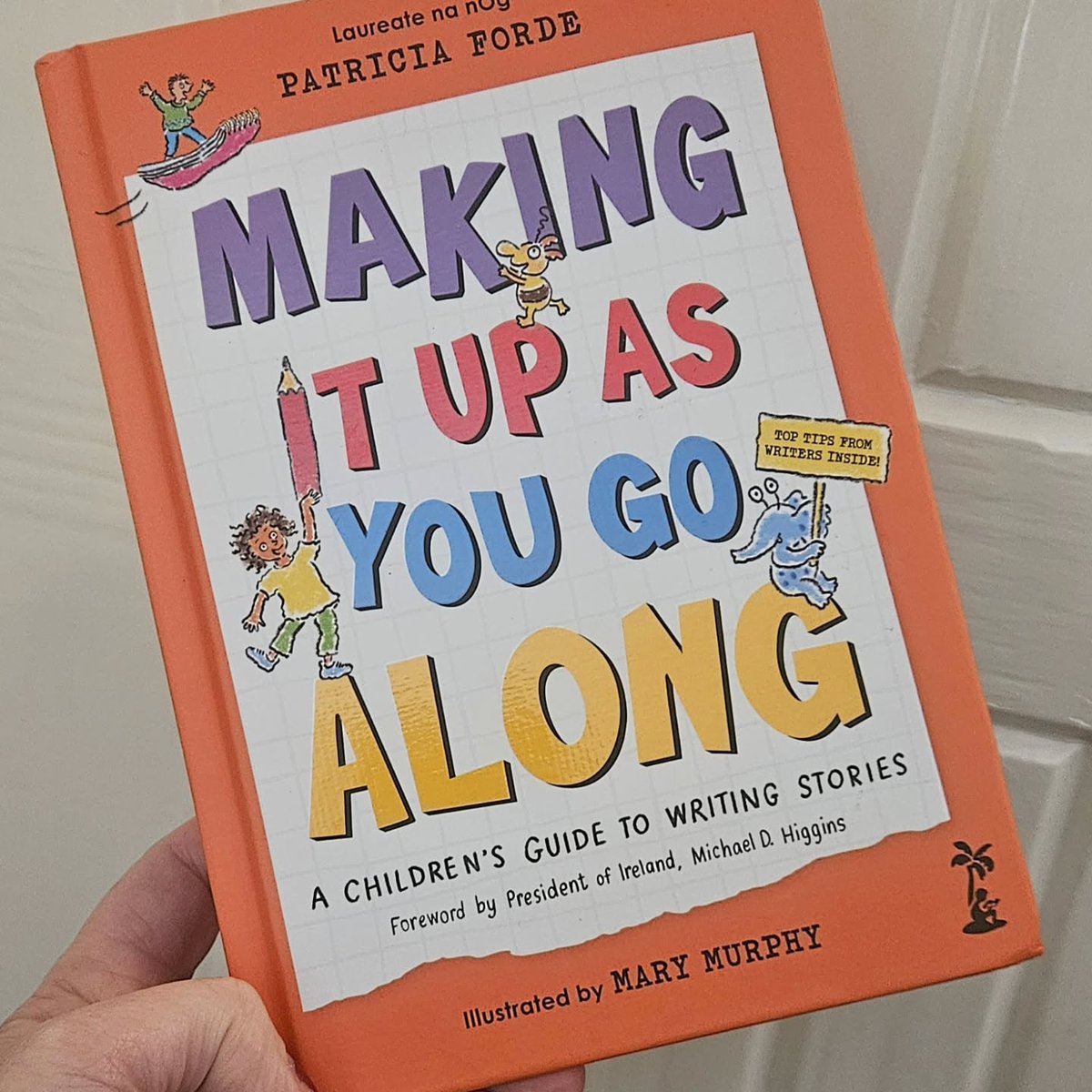 This is something that should be in EVERY budding writer's stocking! 

Filled with advice covering all the nuts and bolts needed to create a good story it's full of practical exercises for fledgling writers.

Pub. October 1st

More:
littleisland.ie/products/makin…
#kidsbooks