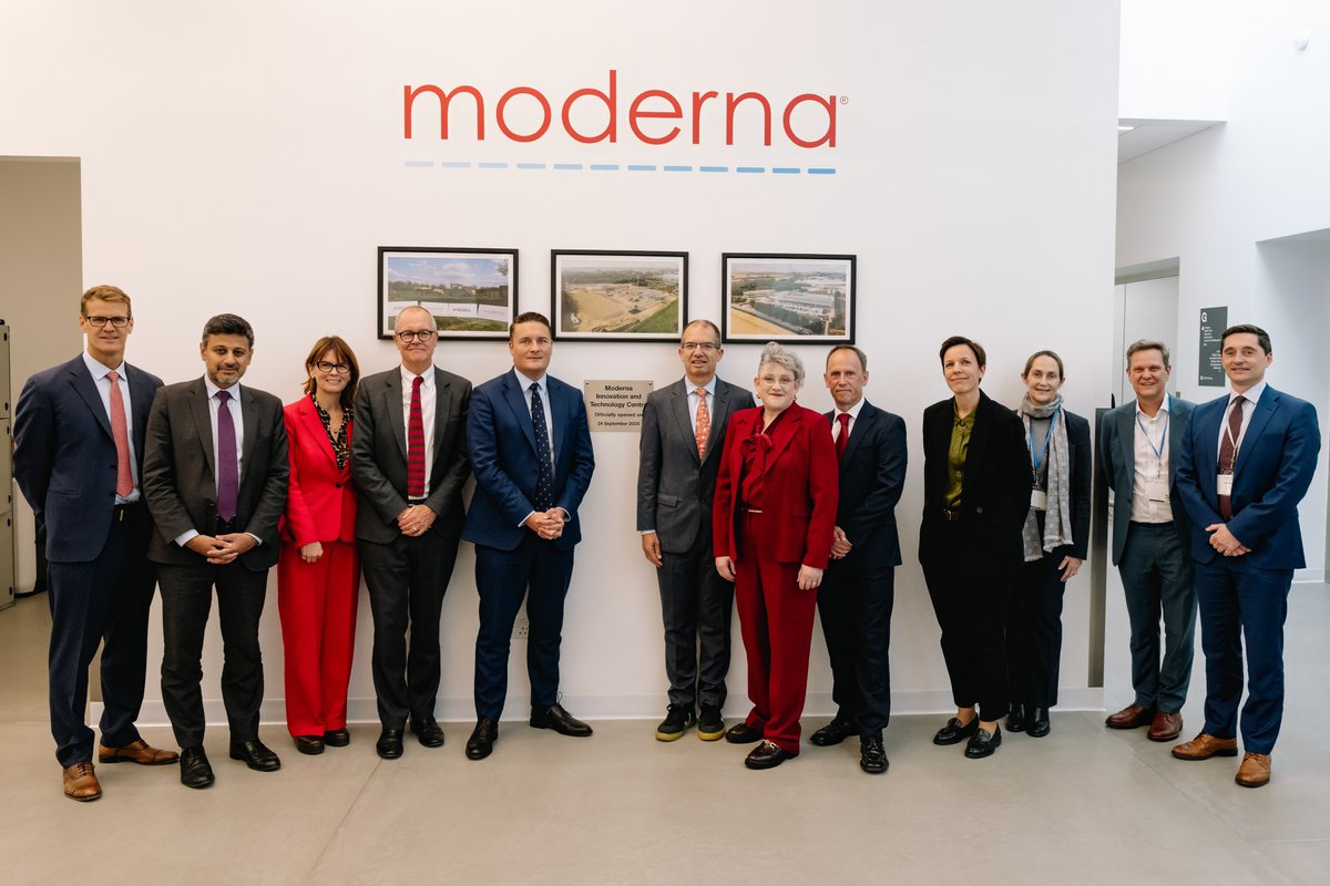 SciTechgovuk's tweet image. Lord Vallance joined @wesstreeting and @AshleyDalton_MP  to open Moderna&apos;s new cutting-edge research centre in Oxfordshire. 

Part of a 10-year government partnership, the facility will produce millions of vaccines, create jobs and strengthen our pandemic resilience.