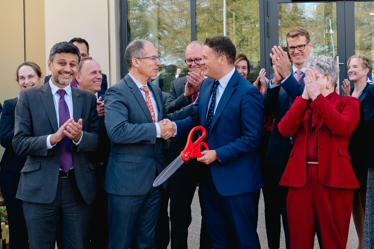 SciTechgovuk's tweet image. Lord Vallance joined @wesstreeting and @AshleyDalton_MP  to open Moderna&apos;s new cutting-edge research centre in Oxfordshire. 

Part of a 10-year government partnership, the facility will produce millions of vaccines, create jobs and strengthen our pandemic resilience.