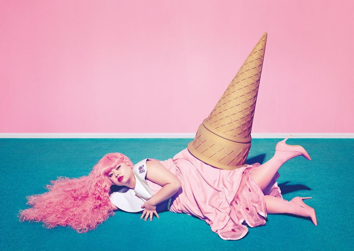 minimaxcode's tweet image. 【一見AI、でも実はリアル撮影】
この「ピクセル化」されたフルーツの写真、AIではなく、りんごやバナナを小さな立方体に切り分け、一つひとつ並べてライティングした実写作品です。
これこそが 吉田ユニ のスタイル。
#吉田ユニ  #日本デザイン 

📸画像出典：吉田ユニ公式Instagram／Web