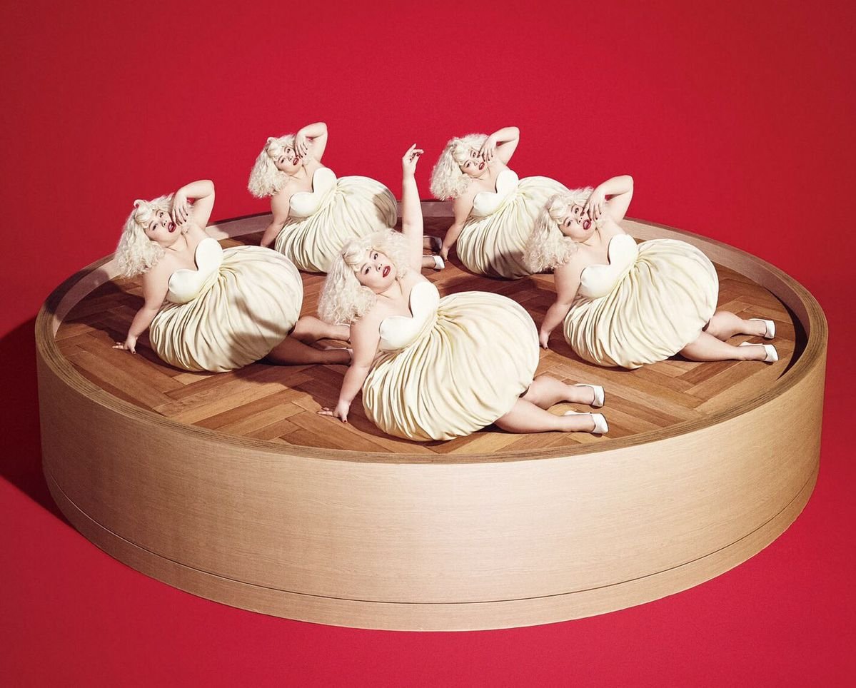 minimaxcode's tweet image. 【一見AI、でも実はリアル撮影】
この「ピクセル化」されたフルーツの写真、AIではなく、りんごやバナナを小さな立方体に切り分け、一つひとつ並べてライティングした実写作品です。
これこそが 吉田ユニ のスタイル。
#吉田ユニ  #日本デザイン 

📸画像出典：吉田ユニ公式Instagram／Web