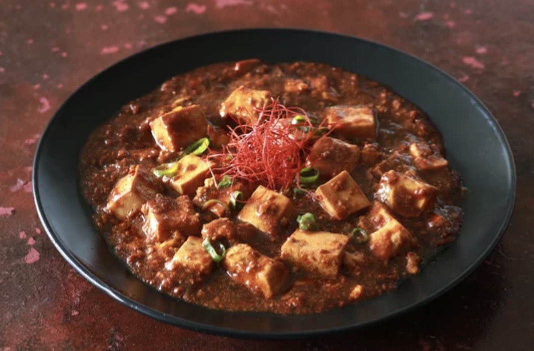 乾燥してきたら注意したい料理のはなし。

秋分を過ぎて空気がかわったよね。
朝晩すずしいし、日中も湿度が下がって過ごしやすい。

体も乾燥してきたら、発汗しやすい「激辛料理」は控えめにしたほうがいいらしい

__
潤い食材なお豆腐をこんなに激辛🌶️にするなんて……😢
おいしいから食べるけどっ