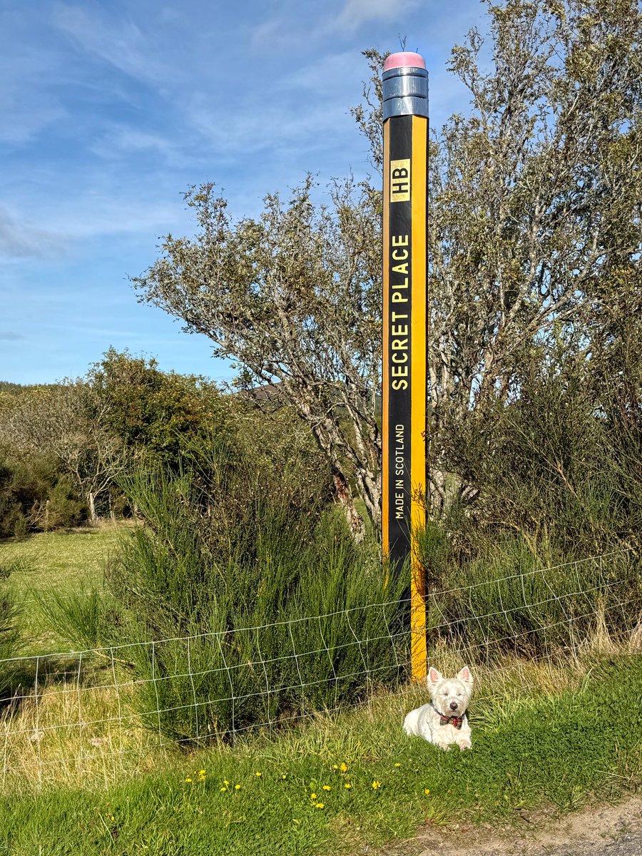 Anyone know where I can buy a giant notebook? 🤪✏️ 

Always expect the unexpected in Scotland. This is one of a number of fun sculptures located in a farmer’s field by the roadside in rural Moray. 🏴󠁧󠁢󠁳󠁣󠁴󠁿

It’s great to be back in the region.
