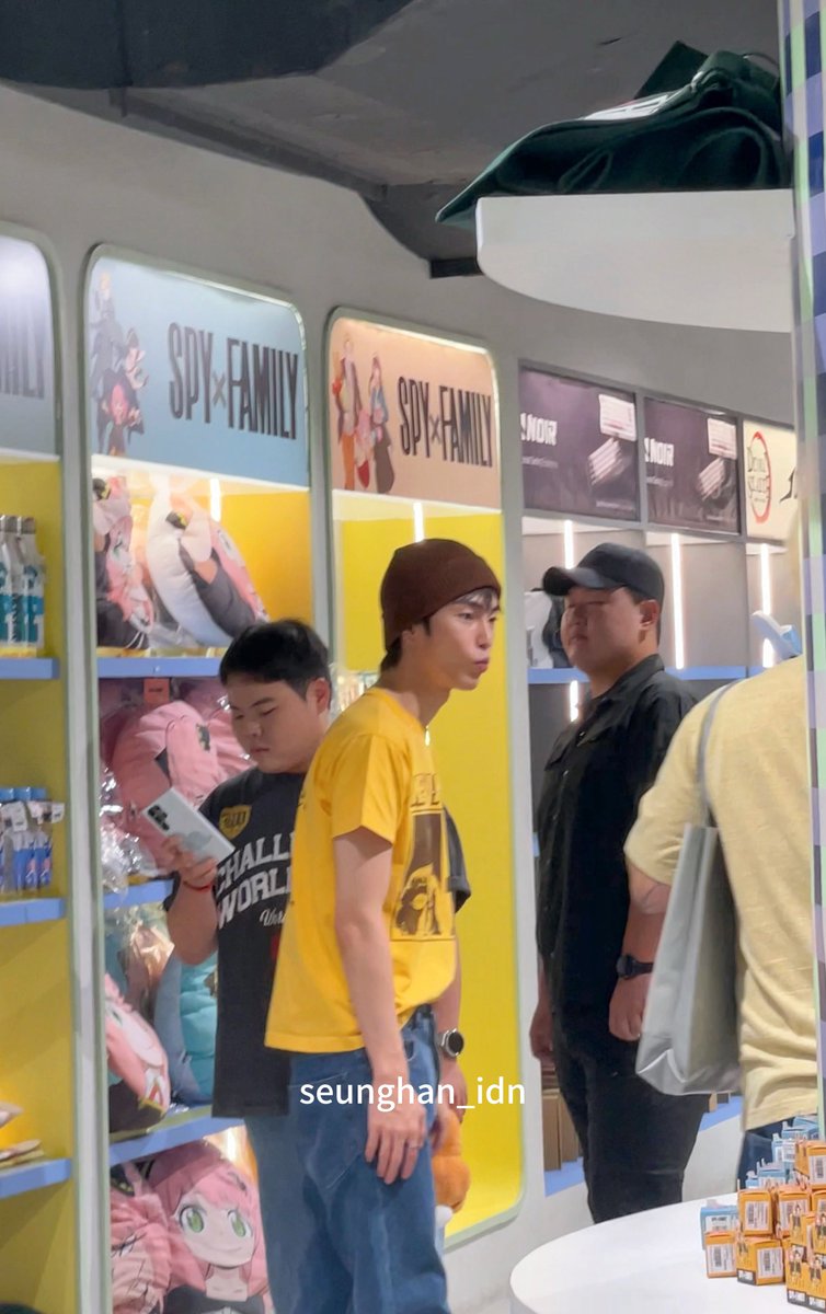 250825 | Seunghan juga tadi mampir ke booth SPY X FAMILY. Dia happy banget liat koleksi SPY X FAMILY😍

#XngHan #승한 #XngHan_Xoul 
<a href="/XngHan_official/">XngHan</a>