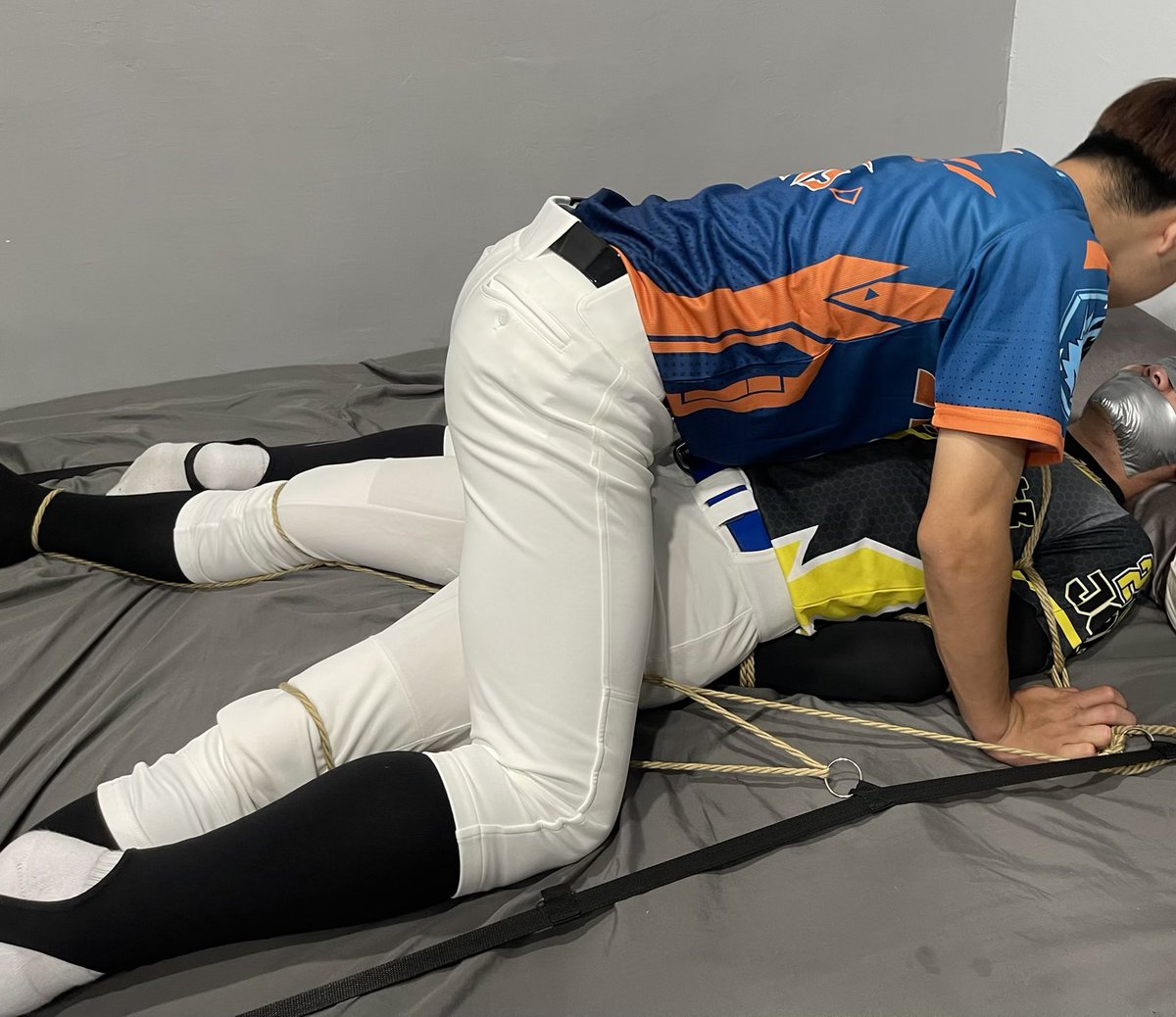 綁起來被學弟玩的學長
Part 1