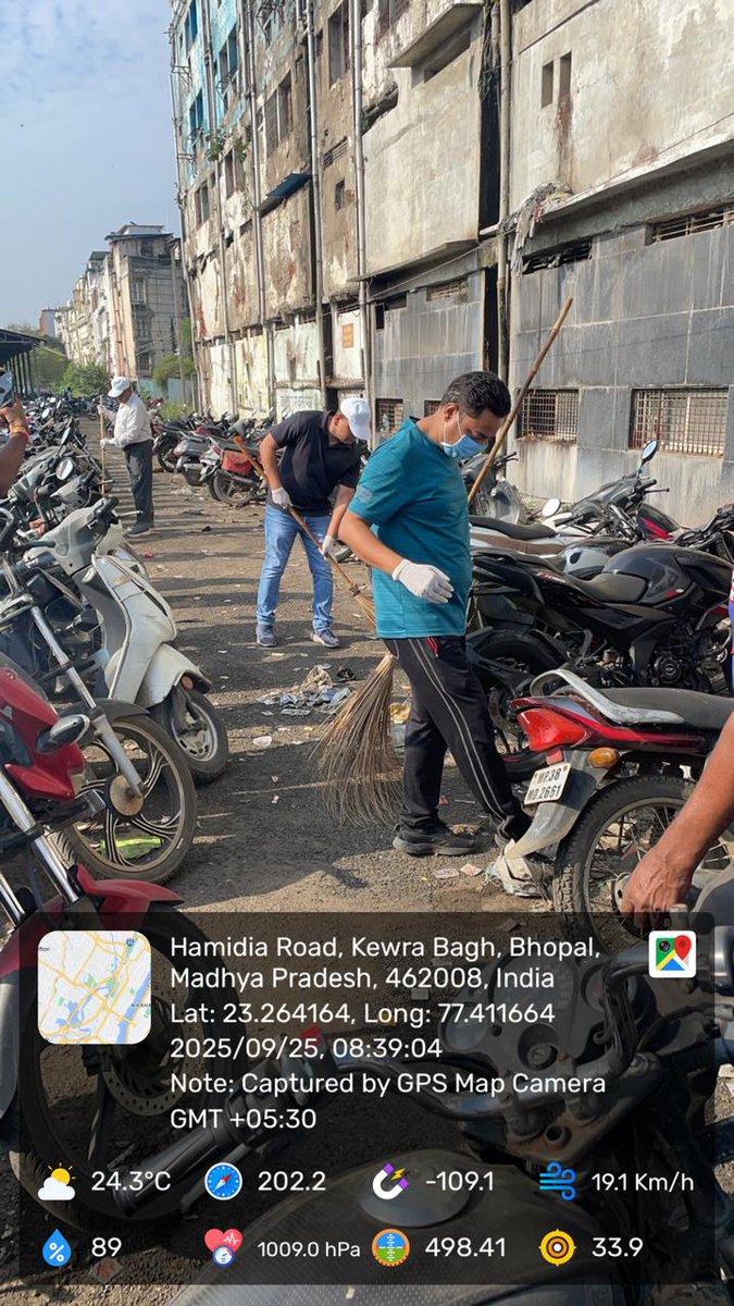 #श्रमदान #एकदिन_एकघंटा_एकसाथ  आज भोपाल स्टेशन पर वृहद् श्रमदान अभियान आयोजित किया गया जिसमें वरिष्ठ मंडल वाणिज्य प्रबंधक द्वारा  श्रमदान में अपनी सहभागिता की गई ,वाणिज्य अधिकारियों ,निरीक्षकों , एवं वाणिज्य कर्मचारियों के द्वारा भी इस विशेष अभियान में बढ़चढ़ कर सहभागिता की |